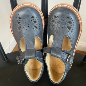 Young Soles girls T strap leather shoes in size 27.